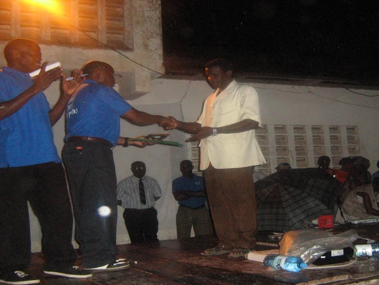 Entrega honorifico de la pelicula al Alcalde de Palea.